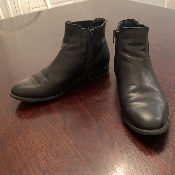 Black Chelsea Steve Madden Boots - Picture 3 of 3